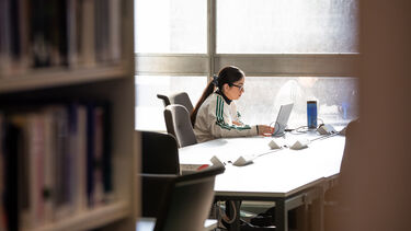 A PhD student working in the Health Sciences Library