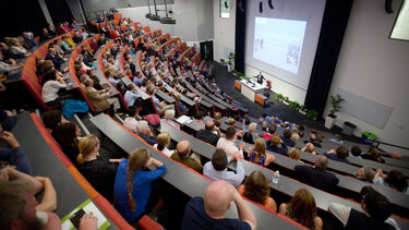Helen Sharman delivering the 2018 Convocation lecture