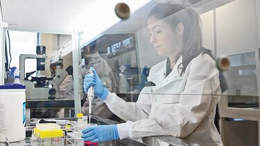 Bioengineering student Erika Olavicino Lopes Ferreira working in the lab. She holds a pipette. 