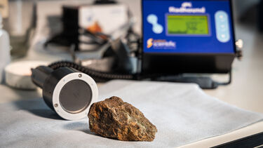 radioactive rock an geiger counter