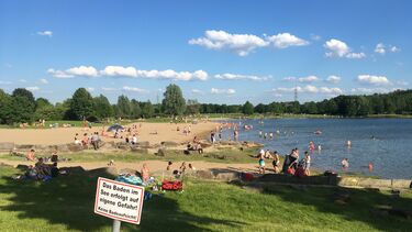 People relaxing on Bochum lake