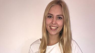 Ciara Murray with Dean's List winner's trophy 2020