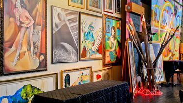 Artisan works wall paintings