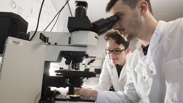 BIOSC - students with microscope