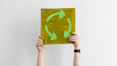 A painted sig with a circle of arrows