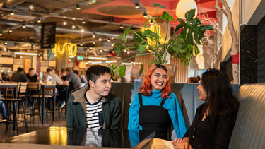 A photo of students laughing at Kommune