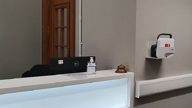 A photo of the Mappin Building lobby showing the location of a defibrillator.