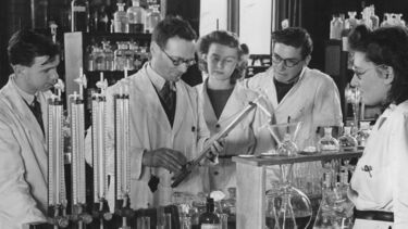 Photograph of Professor H A Krebs teaching