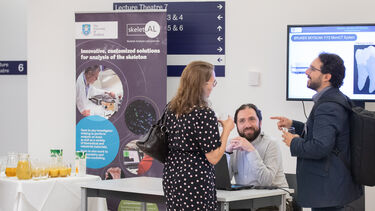 People networking at Insigneo Showcase 2022 exhibition