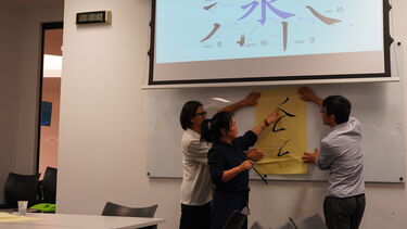 Helpers aid the teacher Tao Ting's demonstration