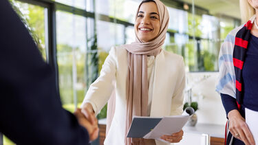 FOSS - Shaking hands