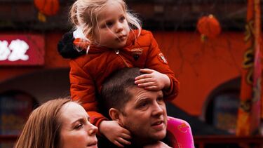 A family attracted by the Lion dance - Wen Zhang