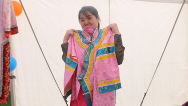 Teacher Qian shows off a costume