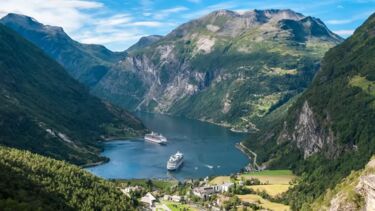 An image of a lake and mountains in Norway