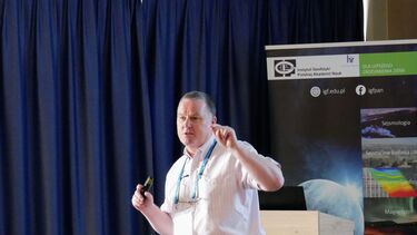 Professor Ian Guymer giving his invited talk at the 40th International School of Hydraulics,  Kąty Rybackie, Poland, 25 May 2023