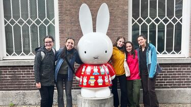 5 students around a large Nijntje