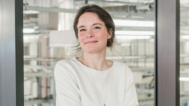 Full-body view of Alice who is facing the camera with arms crossed.