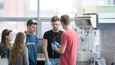 Students in the physics teaching laboratory