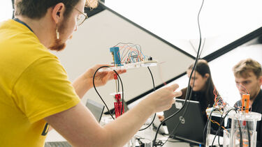 Lecture showing a circuit to students in the lab