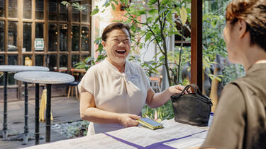 Sheffield alumna arriving at the Singapore alumni event.