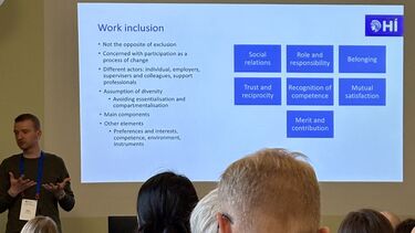 Stefan Hardonk presenting to a seminar room. 