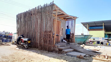 A women standing in front of the sustainable cold room in Kenya
