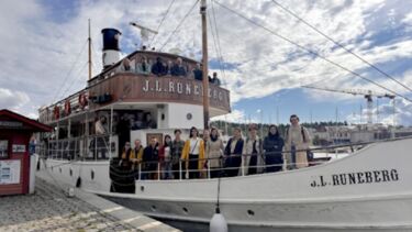 photo of the CASCADE group on a boat