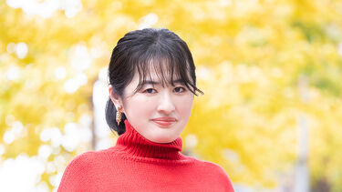 Photo of the Japanese author Asako Yuzuki stood in front of some trees