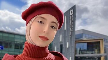 Student Ranim Alkawarit in front of the Student's Union