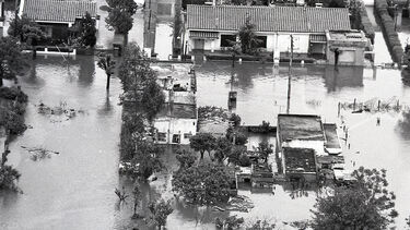Black and white photo of streets flooded in Buenos Aires in 1967