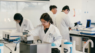 Four studdents are working in the engineering lab