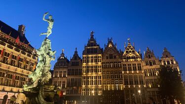 image of the main square in Antwerp with the statue of Brabo lit up