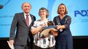 Dr Sandra Zijlstra Shaw receives her award.