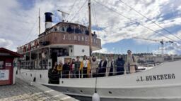 photo of the CASCADE group on a boat